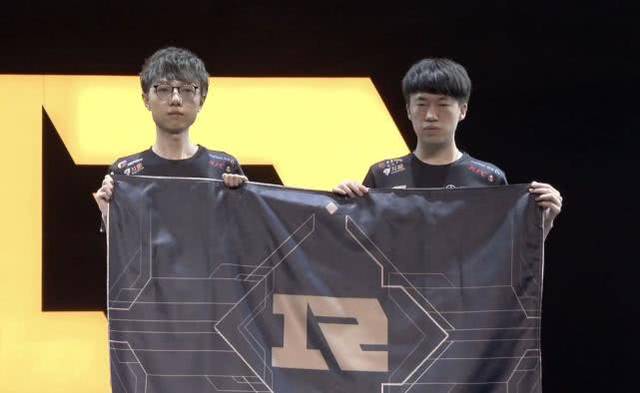 更用行动向 更用行动向